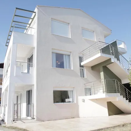 بيت للعطل Evita Garden Floor أفيتوس