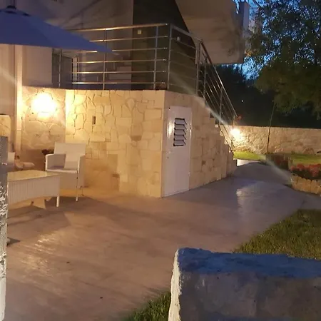 Evita Garden Floor بيت للعطل *