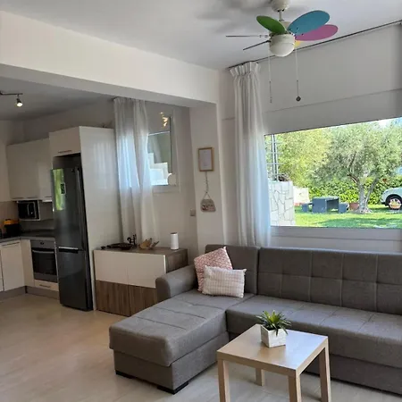 بيت للعطل Evita Garden Floor أفيتوس